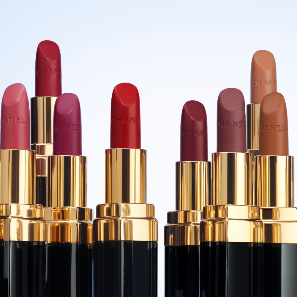 LA BARRA DE LABIOS SATINADA DE LARGA DURACI&Oacute;N, TRATAMIENTO HIDRATANTE Y ALISANTE
